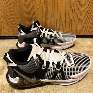 Nike LeBron Witness VII 7 White Black Metallic Silver DM1123-100 9.5 Men’s 9.5
